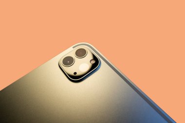 2020 yeni tablet model dikiz görüntüleme çift kamera, LIDAR donanımlı cihaz 3D tarama ve artırılmış gerçeklik için, turuncu yüzey arka planda