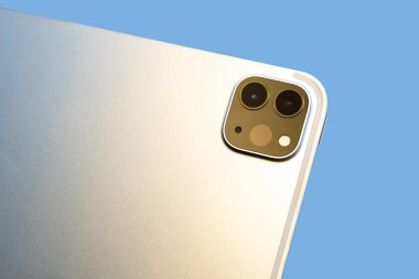 çift kamerayı gösteren yeni bir tablet tableti, 3D tarama ve artırılmış gerçeklik için LIDAR donanımlı aygıt, arka planda mavi yüzey