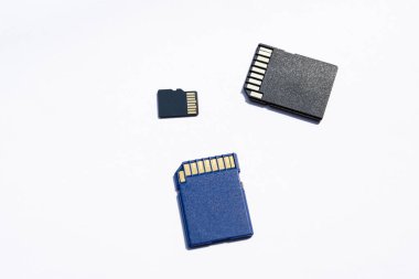 beyaz arkaplan üzerindeki ortam verileri için farklı bellek sd flash kartları, seçici odak