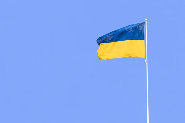 Bendera Ukraina Berkibar Tiang Bendera Melawan Langit Biru Bendera Ukraina — Stok Foto