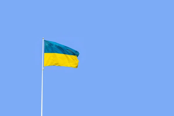 Bendera Ukraina Latar Langit Biru Konsep Patriotik Ukraina Dengan Ruang — Stok Foto