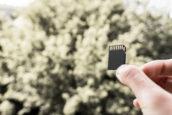 Hand Holds Black Memory Card Outdoors Concept Data Storage Memory — Stock Photo, Image