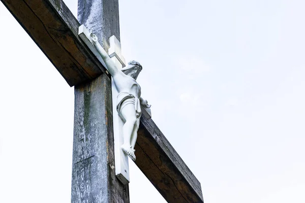 耶稣挂在一个巨大的木制十字架上 基督教义和为人民作出巨大牺牲的概念 — 图库照片