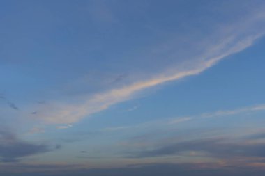 harika sakin mavi gökyüzü, akşam şehrin üzerinde beyaz bulutlar