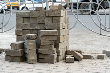 Bir sürü beton kaplama. Asfalt döşemek için beton tuğlalar