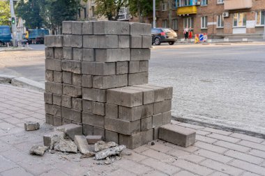 Katlanmış kaldırım levhaları olan paletler. dikey katlanmış sokak kiremitleri