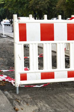 Bir inşaat alanındaki bariyer ya da kırmızı-beyaz kapatma sisteminin dikey görüntü geçişi uyarısı olarak kapatılması