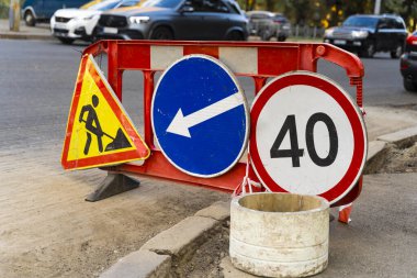 Yol işaretleri, uyarı işaretleri. Sapma yönü, hız limiti 40 ve yol çalışması. Yol tabelasını gösteriyor, hız limiti 40, sapma