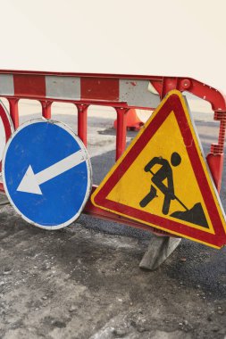 Yol işaretleri, uyarı işaretleri. Sapma yönü, hız limiti 40 ve yol çalışması. Yol tabelasını gösteriyor, hız limiti 40, sapma, dikey resim