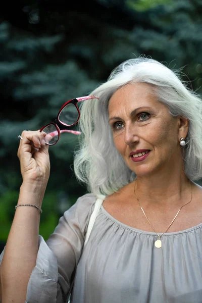 Gözlüklerini Çıkaran Güzel Gri Saçlı Avrupalı Bir Kadının Portresi Mavi — Stok fotoğraf