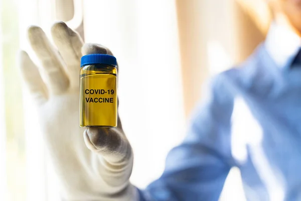 Una Mano Guanto Bianco Contenente Vaccino Covid Flaconcino Vetro Medico — Foto Stock