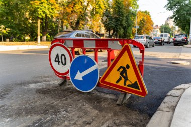 Yol çalışması (yol çalışması) ve hız sınırı (saatte 40 kilometre) trafik işaretleri. Yol yapımı