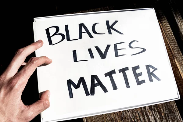 Mano Uomo Bianco Trova Uno Striscione Con Scritta Black Lives — Foto Stock