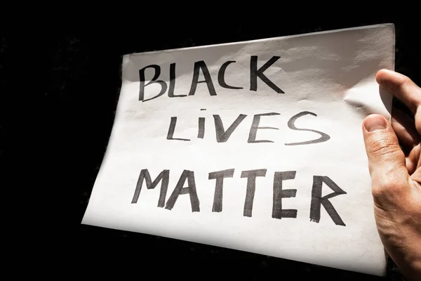 黑色生命物质 签署在抗议者的手中 反对种族主义和争取平等的运动 单色枪弹 — 图库照片