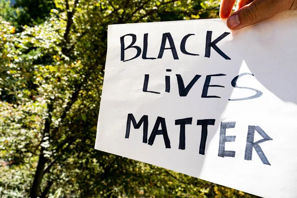 Manifestant Tient Une Pancarte Black Lives Matter Manifestations Sociales Concept — Photo