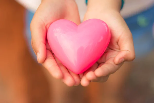 People Health Concept Рука Женщины Закрыта Розовым Сердцем Бьющимся Сердцем — стоковое фото