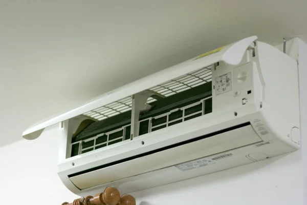 Achteraanzicht Van Een Man Die Airconditioningsysteem Schoonmaakt — Stockfoto