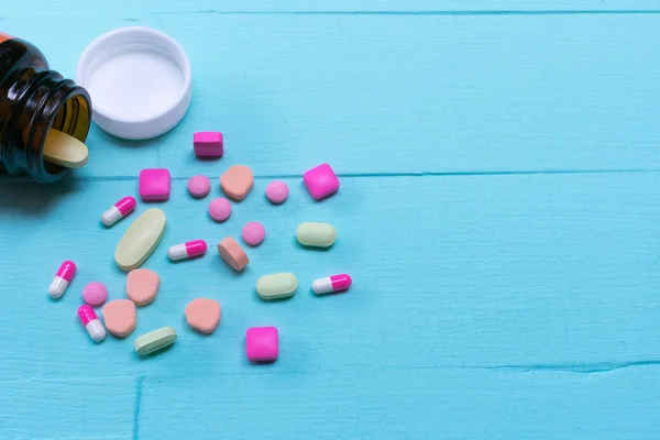 İlaçlar, takviyeleri ve uyuşturucu bir şişe mavi bir arka plan üzerinde