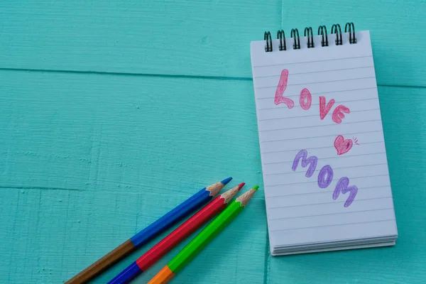 Bir aşk mektubu şablonu yaratıcı anne mavi bir arka plan üzerine yazmak.