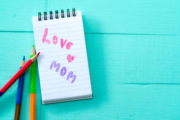 Bir aşk mektubu şablonu yaratıcı anne mavi bir arka plan üzerine yazmak.