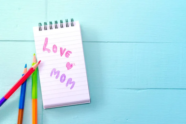 Bir aşk mektubu şablonu yaratıcı anne mavi bir arka plan üzerine yazmak.