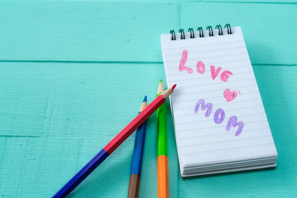 Kırmızı kalp ve not kağıdı aşk yaratıcı anne mavi zemin üzerine