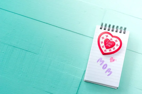 Kırmızı kalp ve not kağıdı aşk yaratıcı anne mavi zemin üzerine
