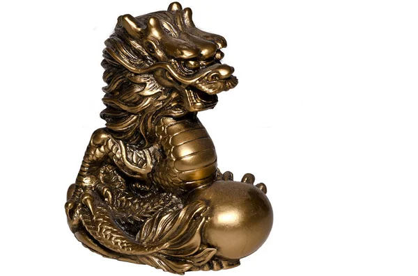 Ejderha heykeli altın beyaz arka plan