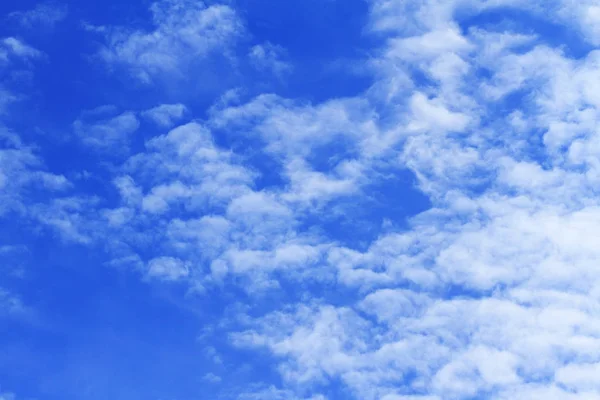 gökyüzü güneşli havalarda