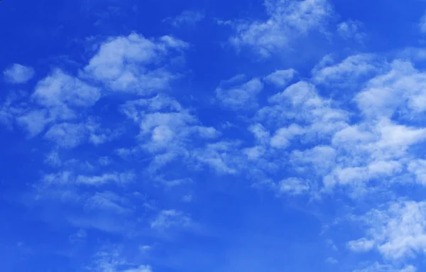 gökyüzü güneşli havalarda