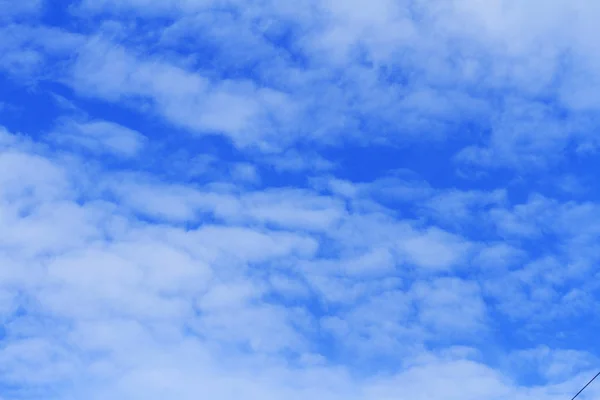 gökyüzü güneşli havalarda