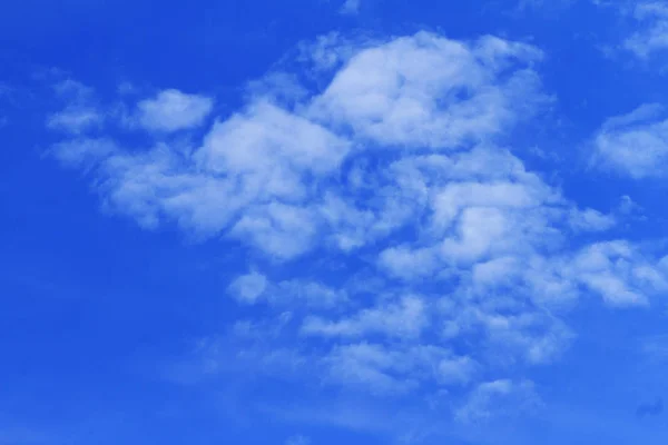 gökyüzü güneşli havalarda