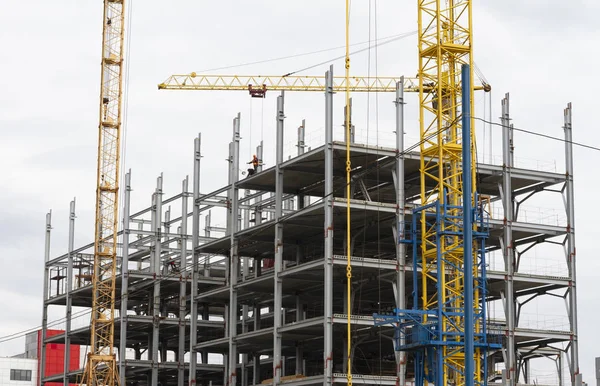 bir inşaat vinç inşaat sahasında çalışmalarını