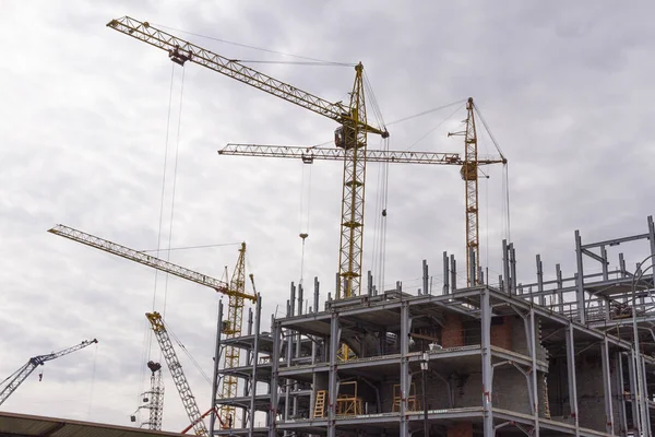 bir inşaat vinç inşaat sahasında çalışmalarını