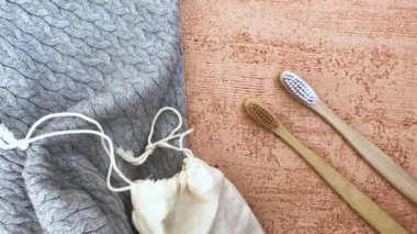 Doğal kıl ile bambu diş fırçası gösterilmiştir