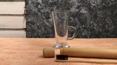 Doğal kıl ile bambu diş fırçası gösterilmiştir 