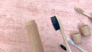 Doğal kıl ile bambu diş fırçası metin alanı ile gösterilmiştir