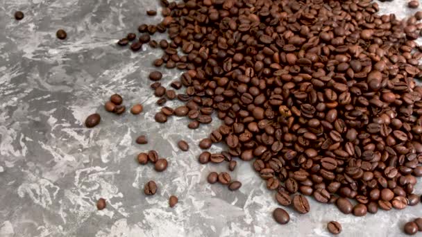 Падіння обсмажених кавових зерен на сірому фоні — стокове відео