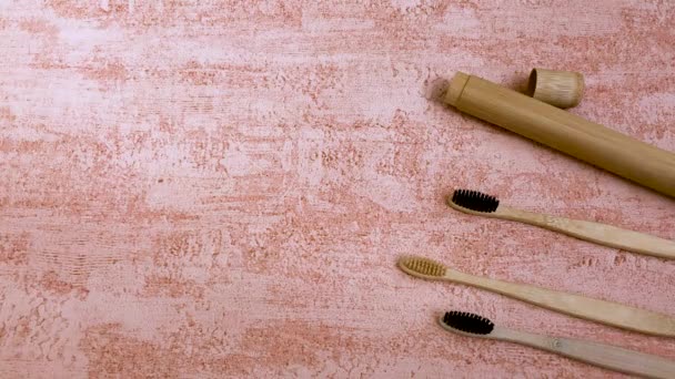 Bambusový zubní kartáček s přírodní štětečí je znázorněn prostorem pro text — Stock video