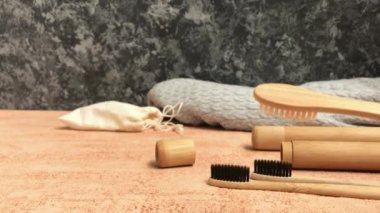 Doğal kıl ile bambu diş fırçası metin alanı ile gösterilmiştir