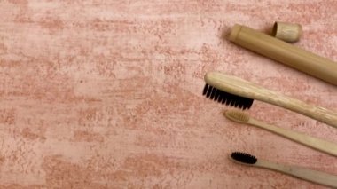 Doğal kıl ile bambu diş fırçası metin alanı ile gösterilmiştir