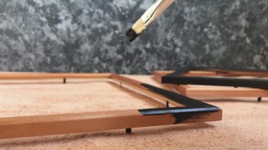 Sanatsal fırça ile bir resim çerçevesi boyama. Tasarım stüdyosunda el yapımı. Akrilik boyama.