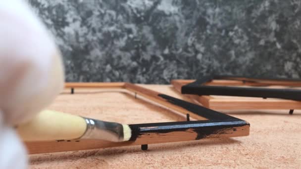 Dipingere una cornice con pennello artistico. Realizzato a mano nello studio di design. Pittura acrilica . — Video Stock