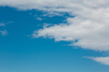   gün bulutlar gökyüzünde