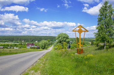 Köyün dağ başında bir haç