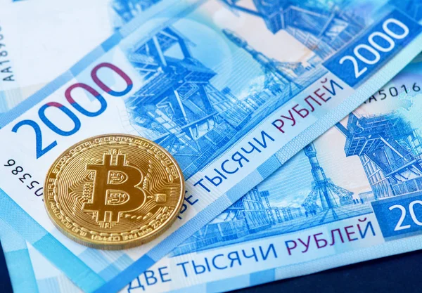 Rusya 2000 ruble banknotlar, makro çekim, nakit bir Bitcoin.