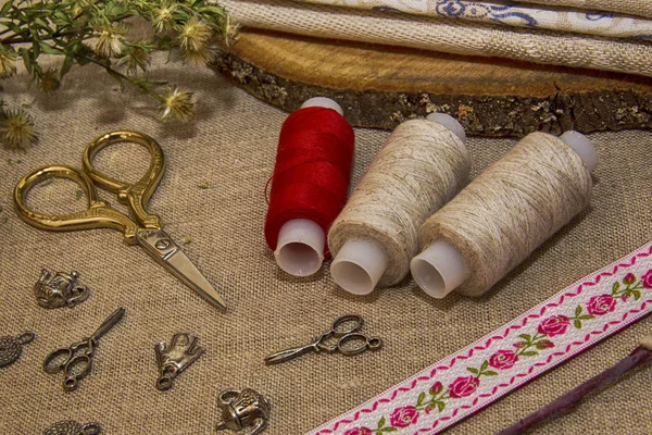 Accesorios de costura en tela de lino — Foto de Stock