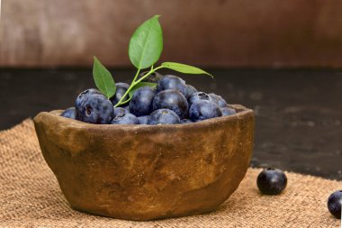 Blueberry yeşil yaprakları ile bir kil Kupası