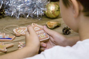 Noel için hazır Başlarken çocuk alır gingerbread seramik