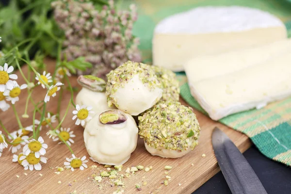 beyaz çikolata ile tatlılar ile Gorgonzola peyniri